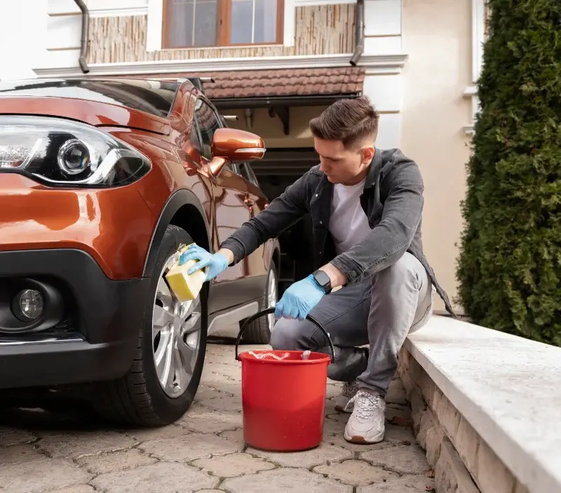 Lavage auto à domicile Saint-Martin-d'Ardèche : professionnel intervenant sur un véhicule